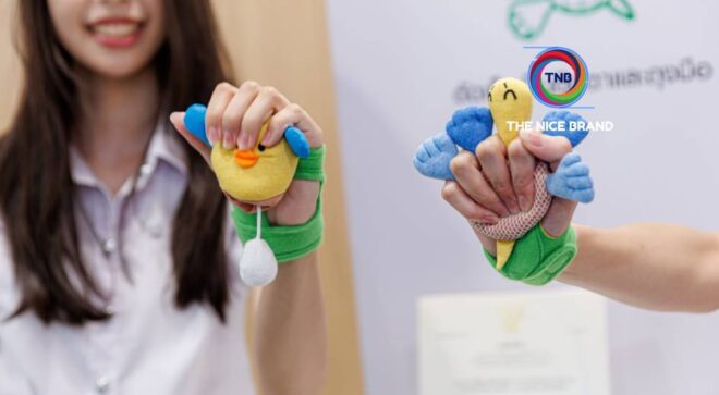 “Happy Gloves” ถุงมือเพื่อเด็กพิการทางสมอง ยูนิโคล่หนุนผลิตจริง 1,000 ชุด