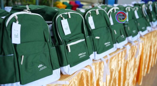 เอ็ม บี เค ส่งต่อกระเป๋าอัพไซเคิลจากขวดพลาสติกให้น้องๆ 4 โรงเรียน