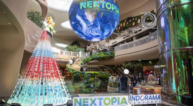 “Tree of Tomorrow” เปลี่ยนขวดพลาสติกเก่า สู่ต้นคริสต์มาสเพื่อโลกวันพรุ่งนี้